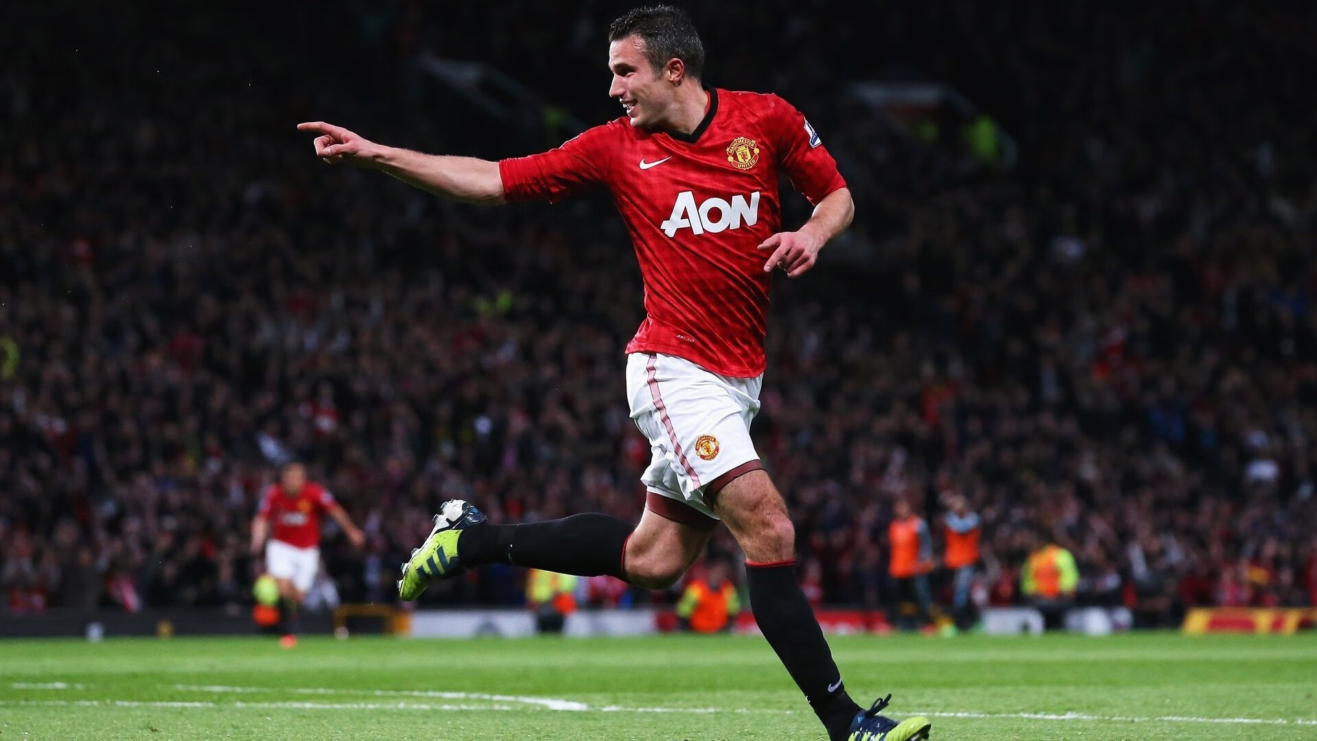 街道轰鸣与球场绝杀，速度与意志的双重奏